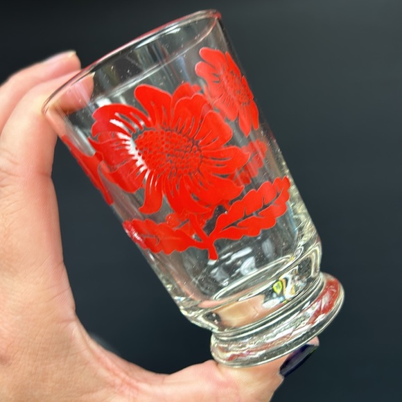 Vintage clear glass 1L pitcher and 4 matching juice glasses red sunflower design - Picture 6 of 12